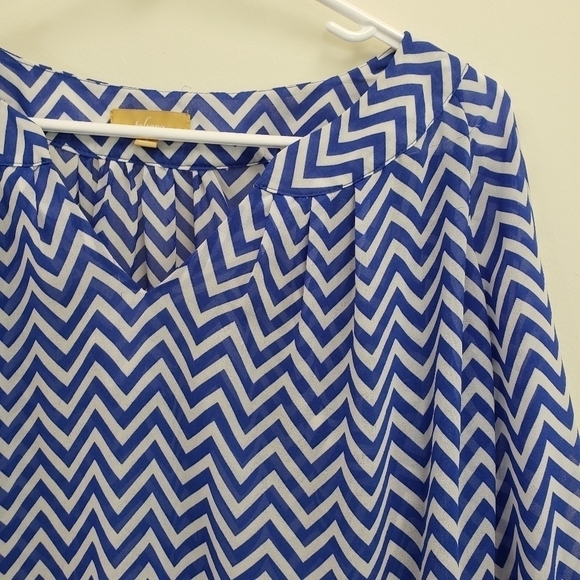 Takara Vneck Chevron Blue White Sheer Top Size Small - Picture 3 of 5